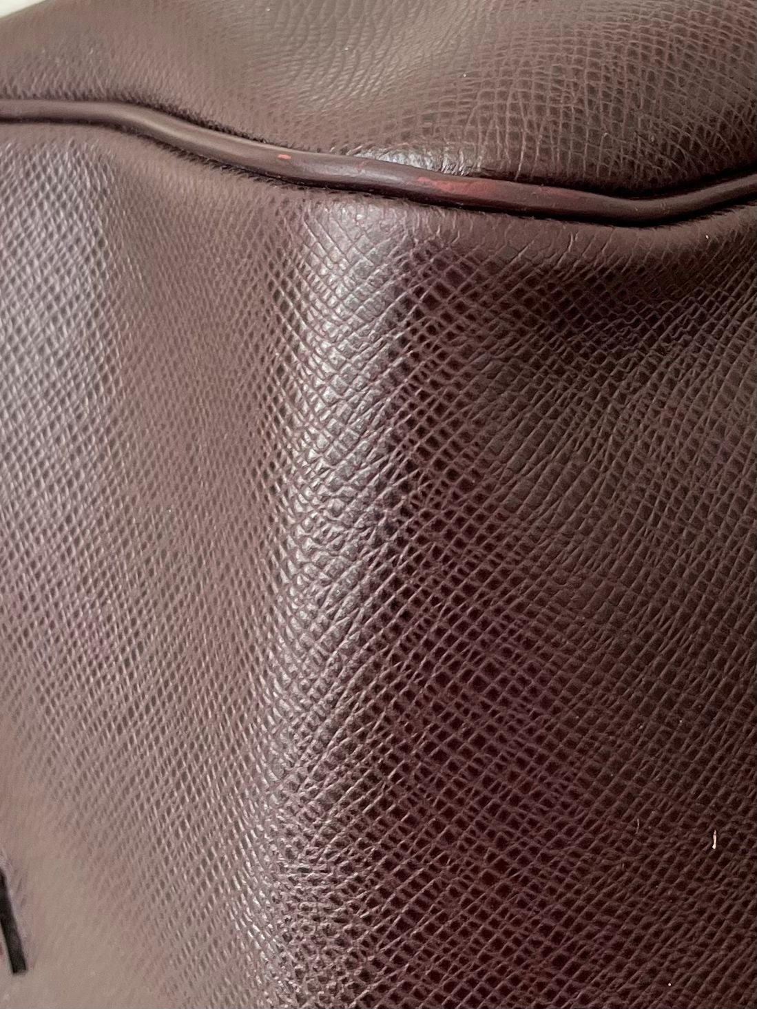 Louis Vuitton Kendall PM Taiga Leder