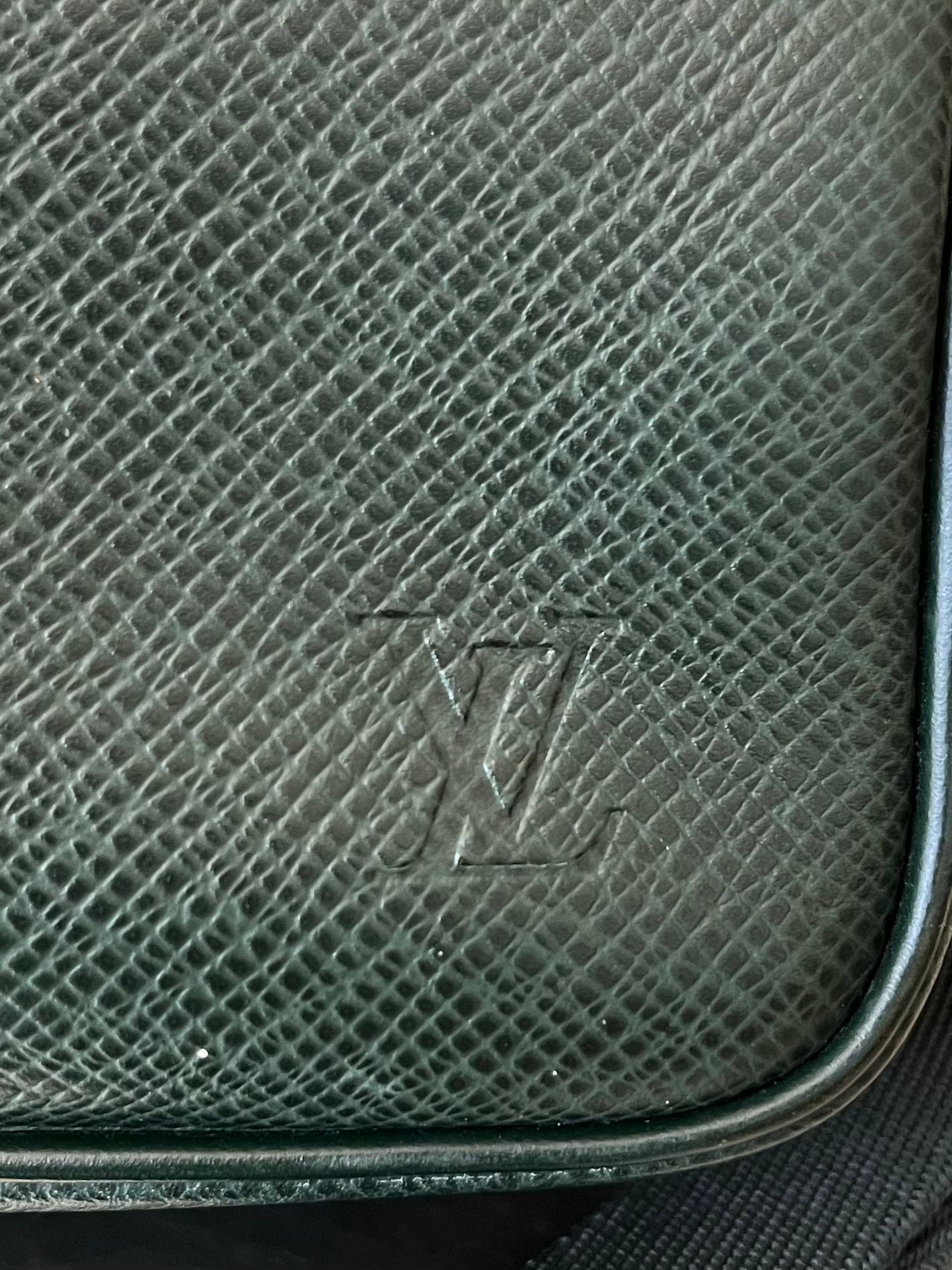 Louis Vuitton Karga Taiga Leder