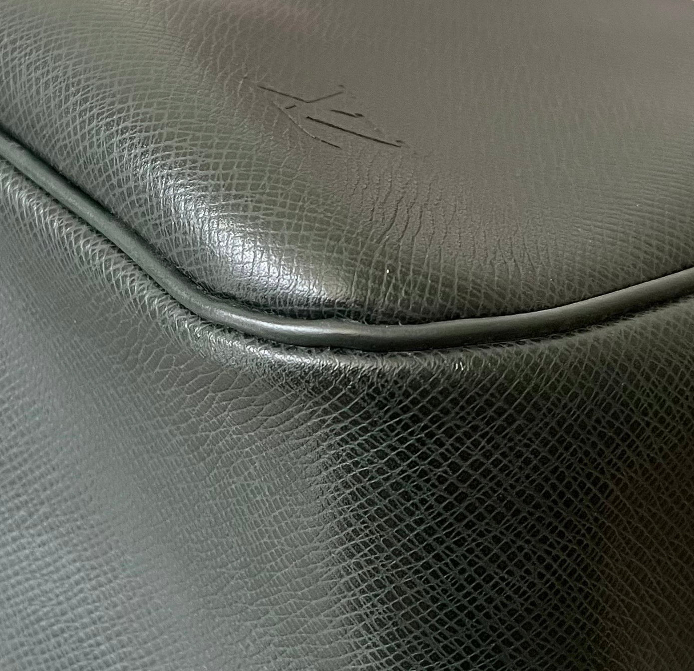 Louis Vuitton Kendall PM Taiga Leder