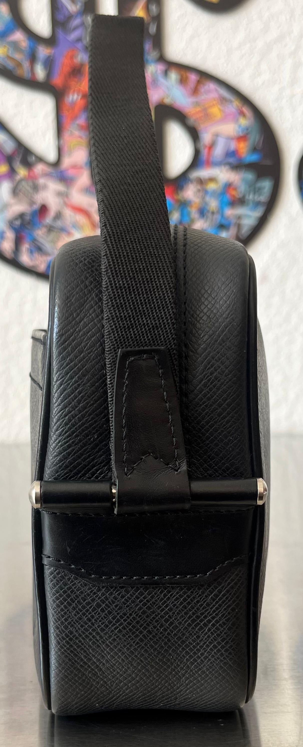 Louis Vuitton Karga Taiga Leder