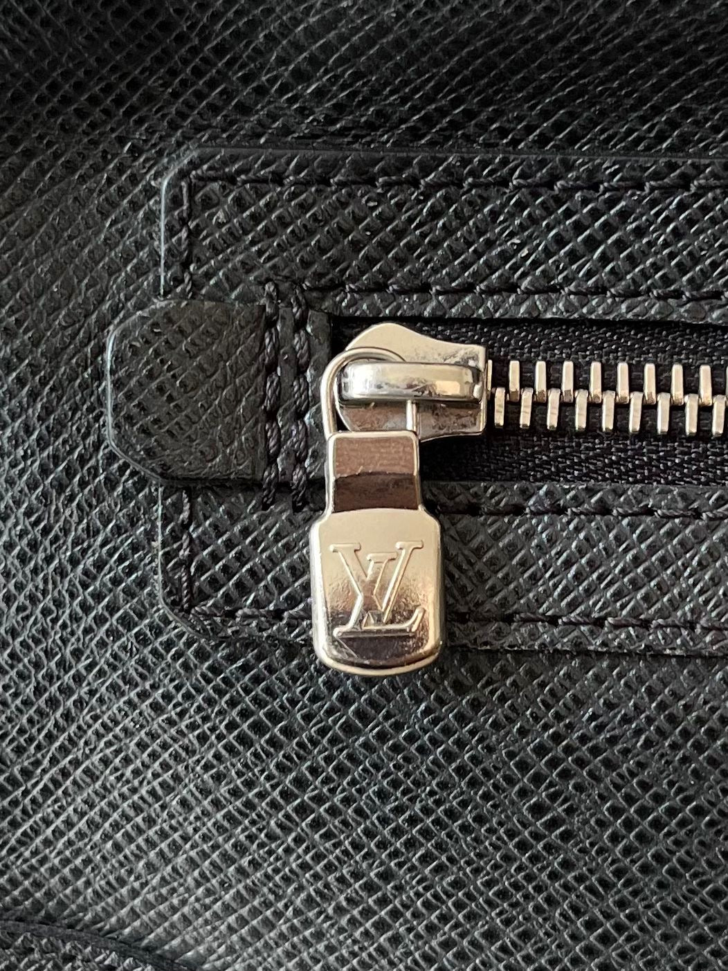 Louis Vuitton Pavel Taiga Leder
