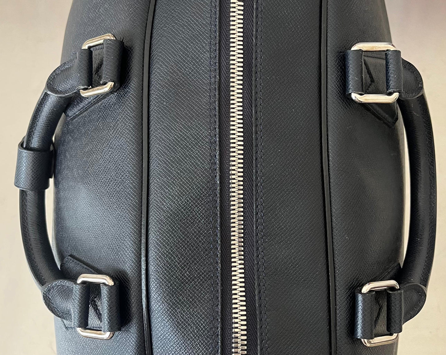 Louis Vuitton Neo Kendall Taiga Leder (dunkelblau)