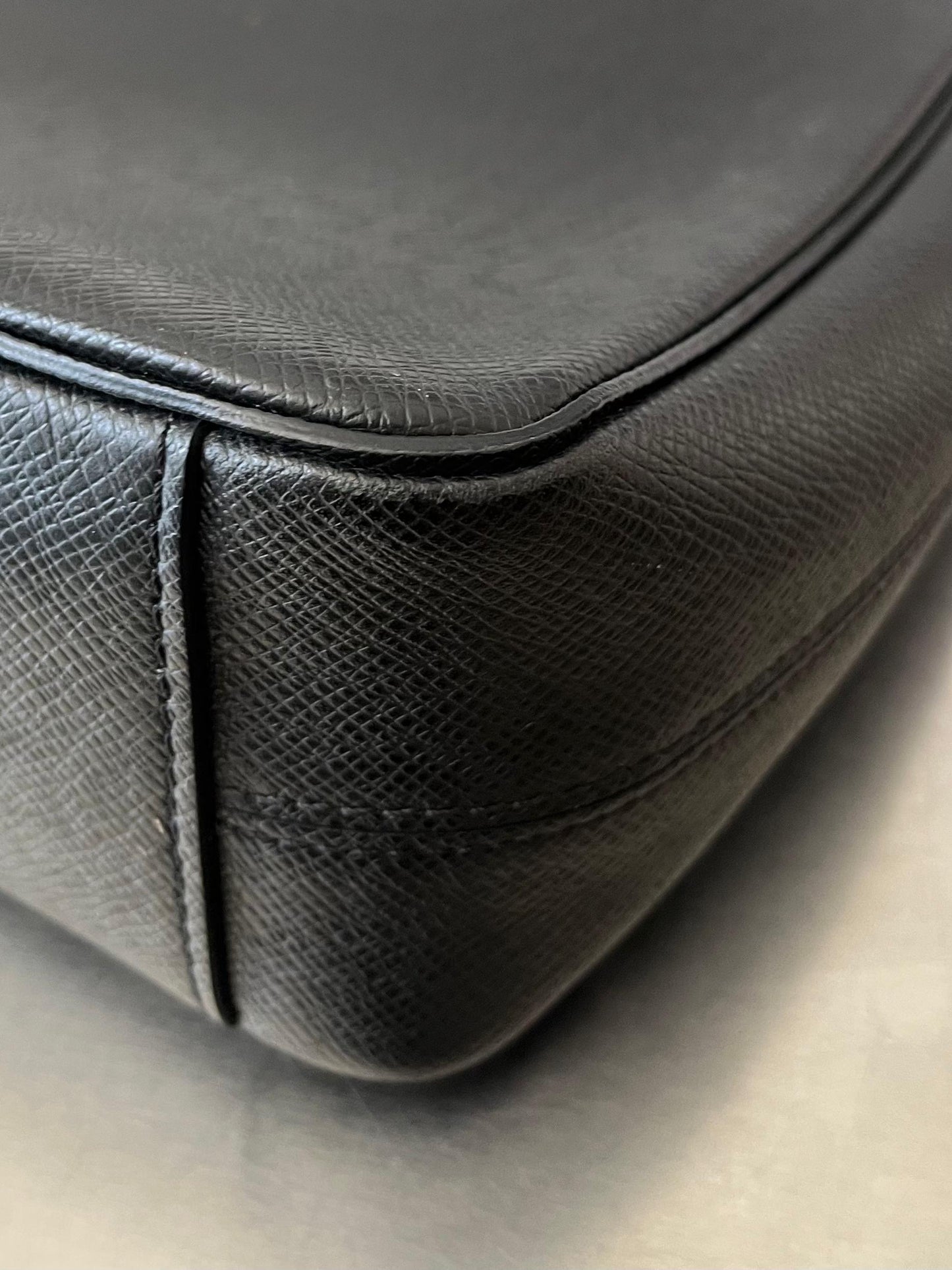 Louis Vuitton Roman MM Taiga Messenger