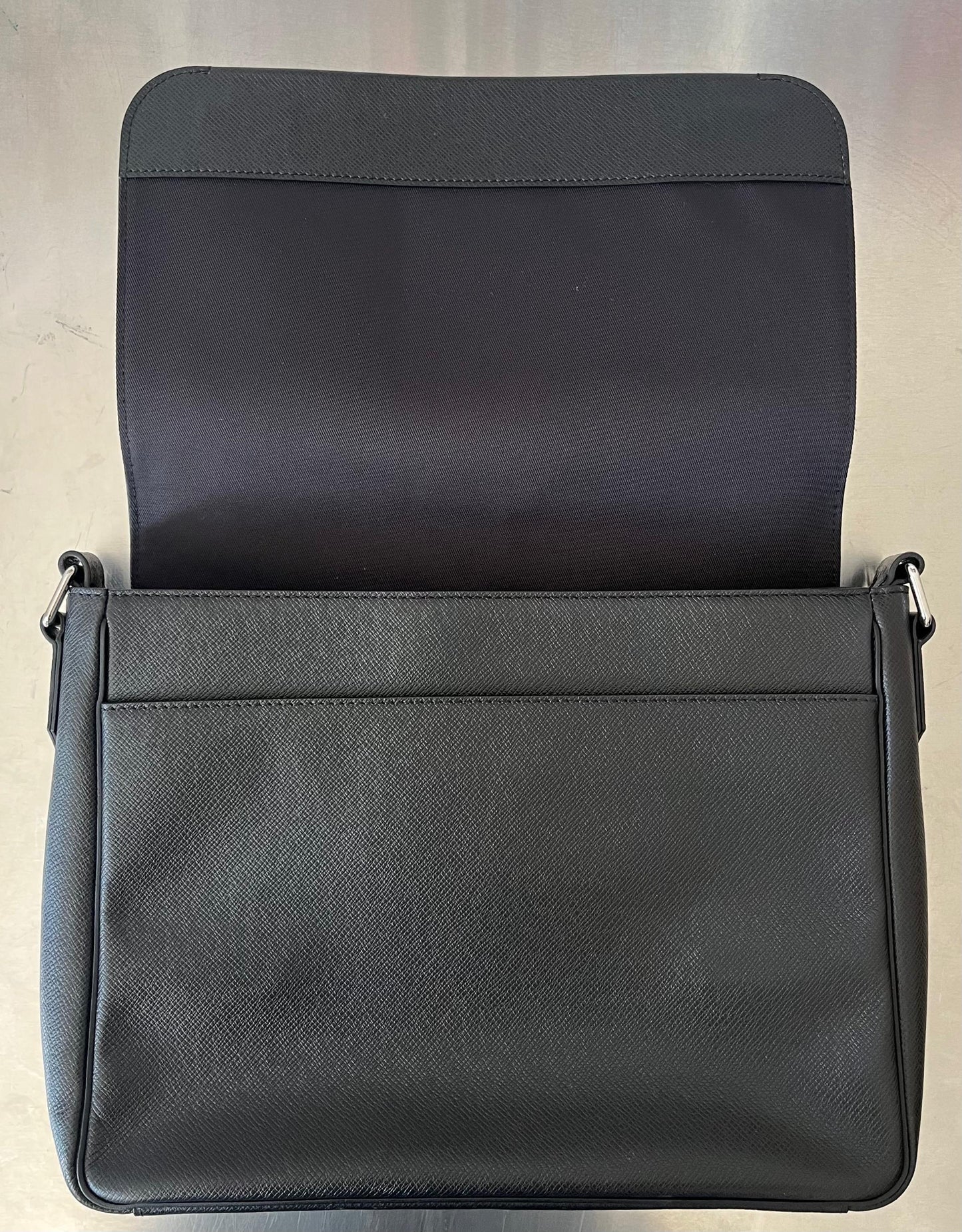 Louis Vuitton Roman MM Taiga Messenger