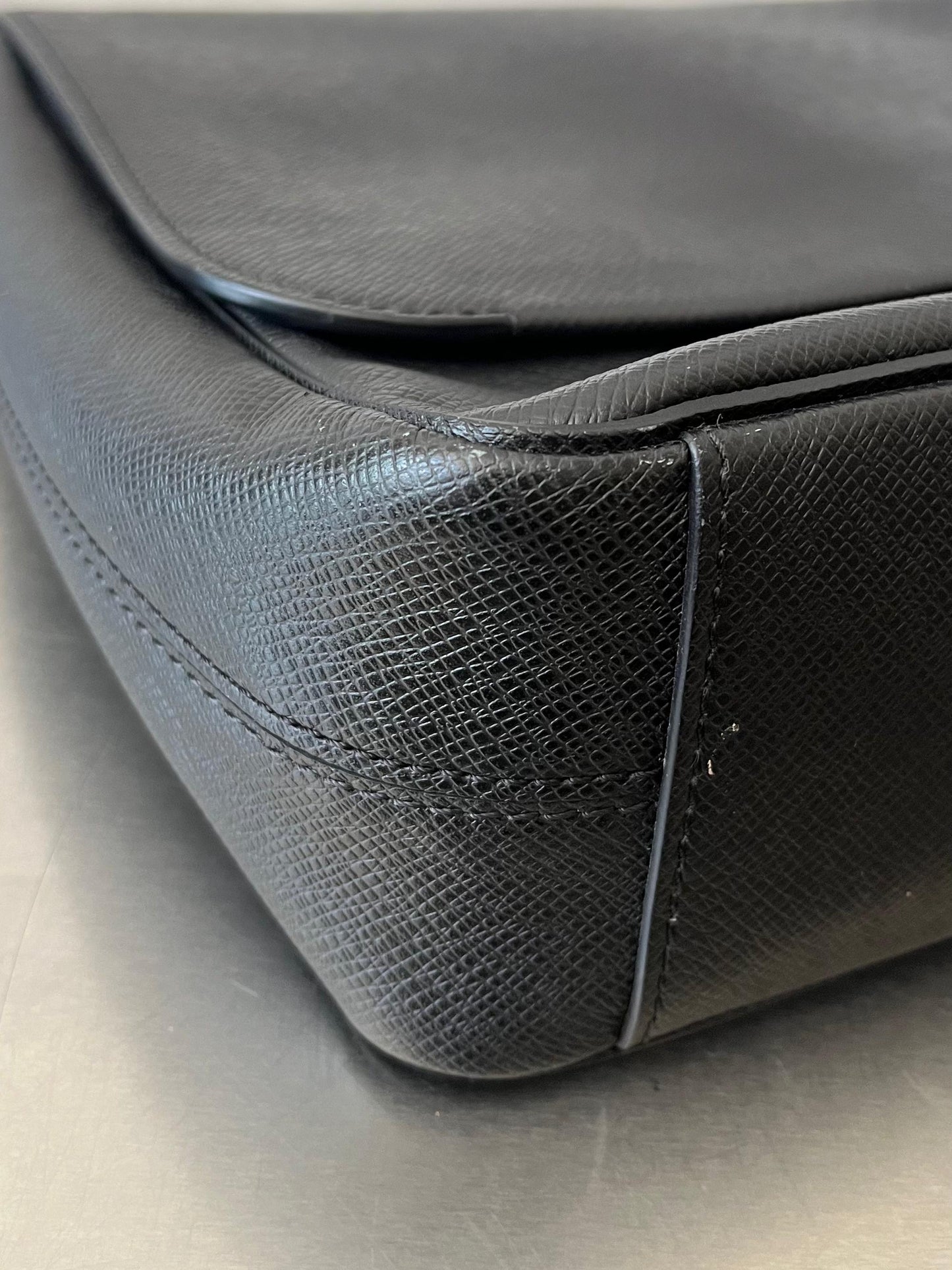 Louis Vuitton Roman MM Taiga Messenger