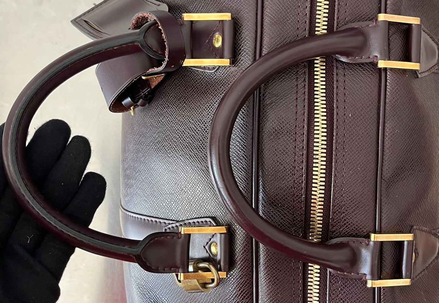Louis Vuitton Kendall PM Taiga Leder