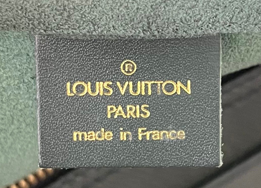 Louis Vuitton Kendall PM Taiga Leder