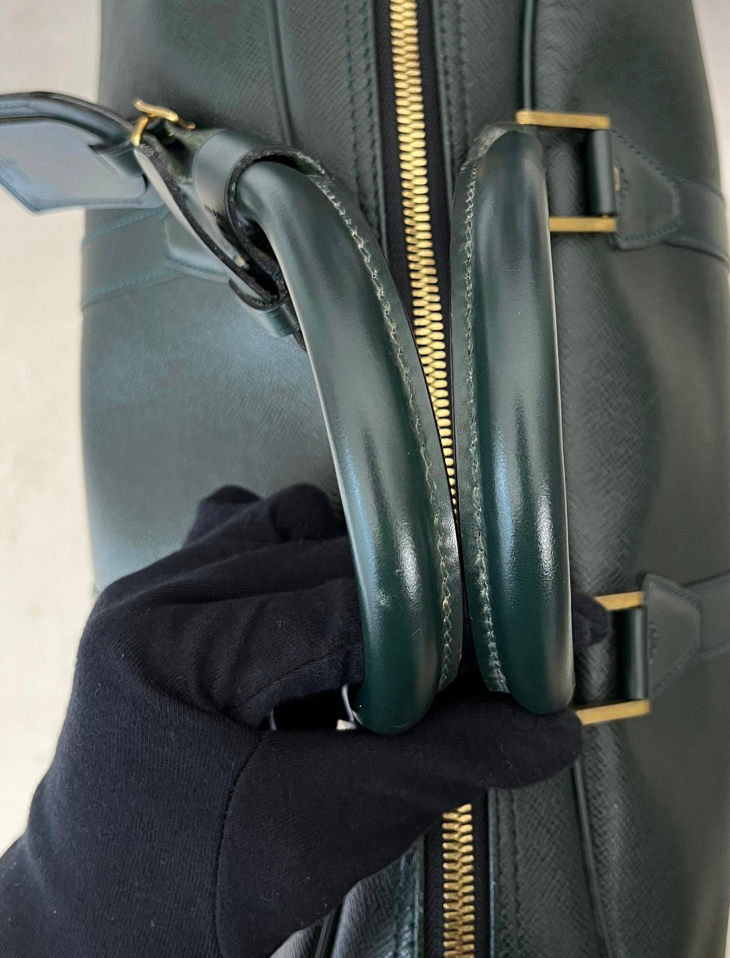 Louis Vuitton Kendall PM Taiga Leder