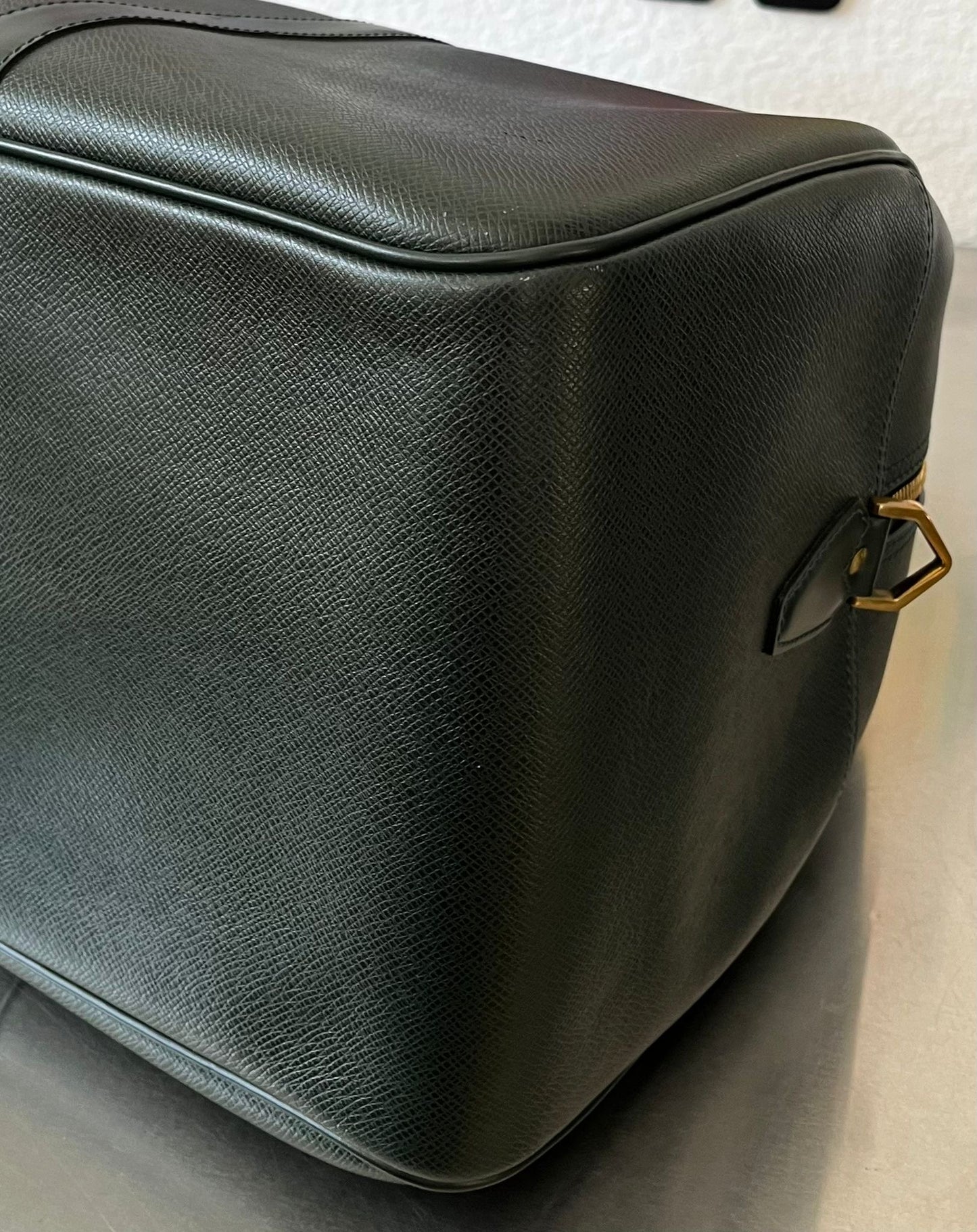 Louis Vuitton Kendall PM Taiga (Dunkelgrün)