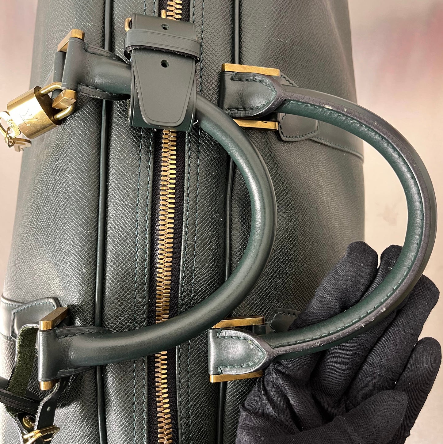 Louis Vuitton Kendall GM Taiga Leder