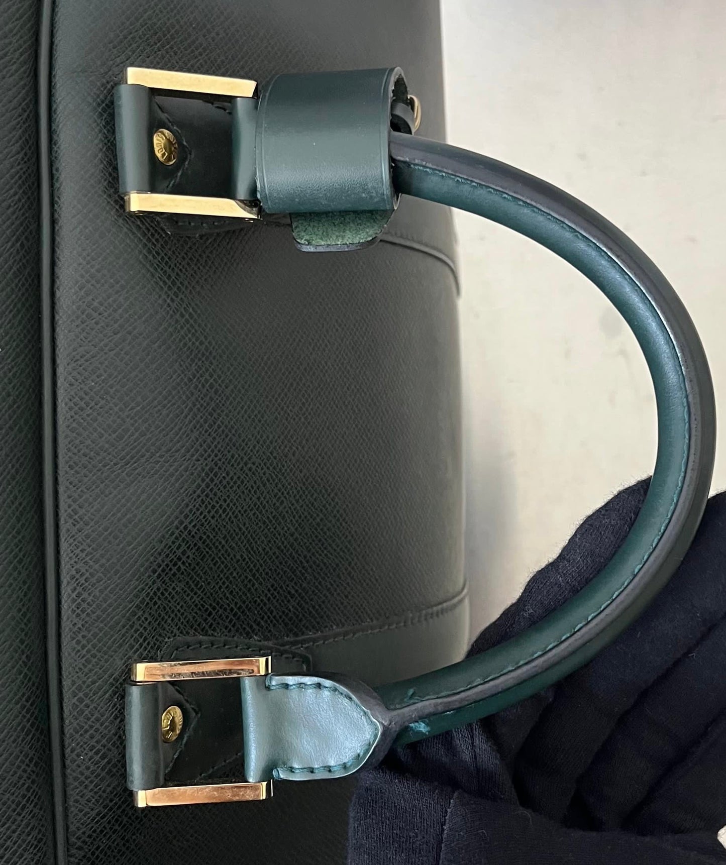 Louis Vuitton Kendall PM Taiga Leder