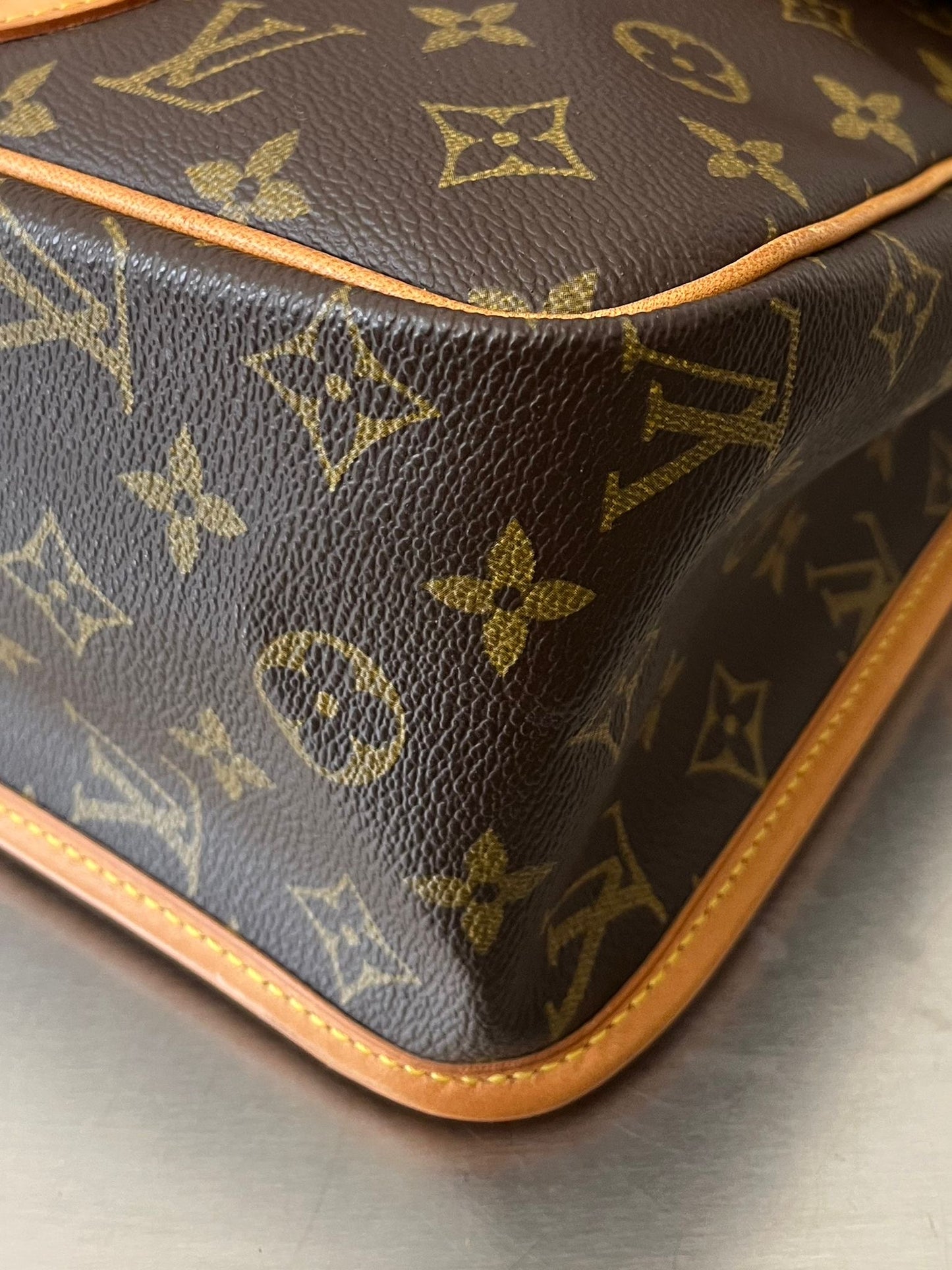 Louis Vuitton Gibeciere GM Messenger