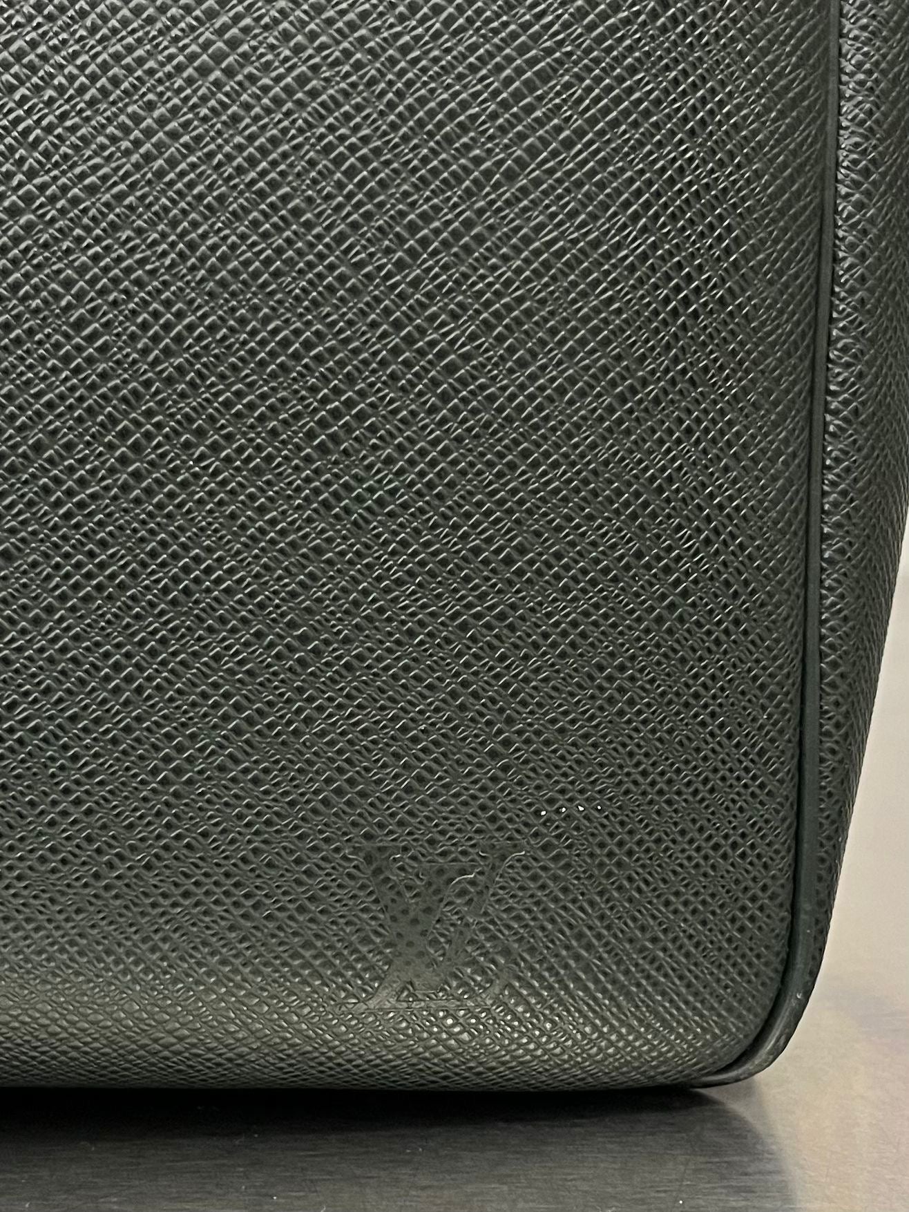 Louis Vuitton Helanga Taiga