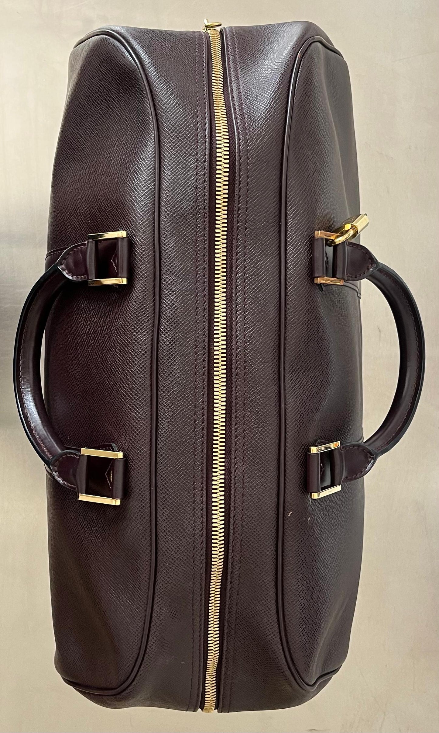 Louis Vuitton Kendall PM Taiga Leder