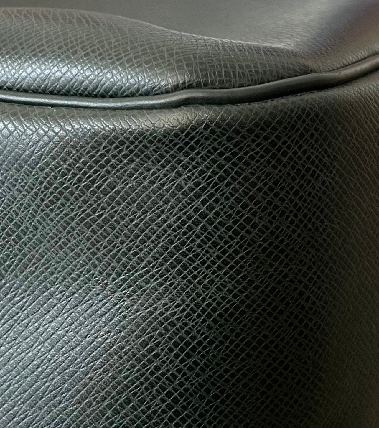 Louis Vuitton Kendall PM Taiga Leder