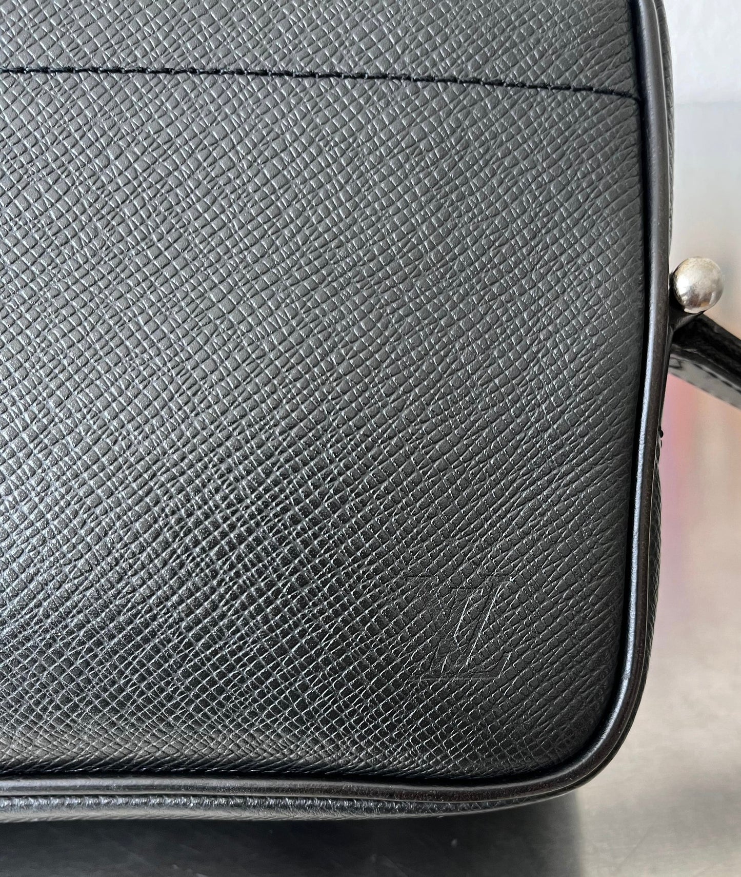 Louis Vuitton Karga Taiga Leder