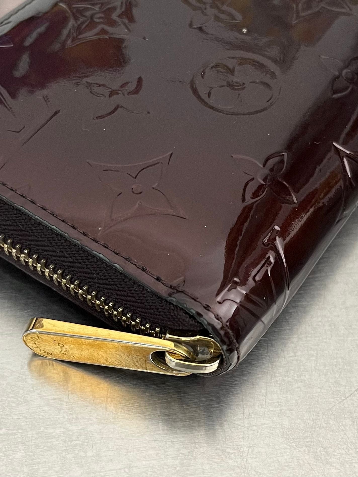 Louis Vuitton Zippy Lackleder