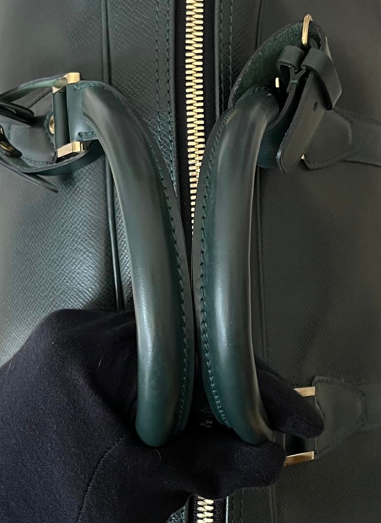 Louis Vuitton Kendall PM Taiga Leder
