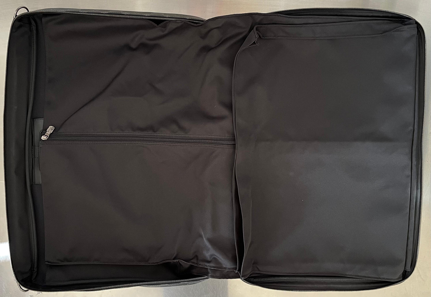 Louis Vuitton Kleiderschutzhülle Monogram Eclipse