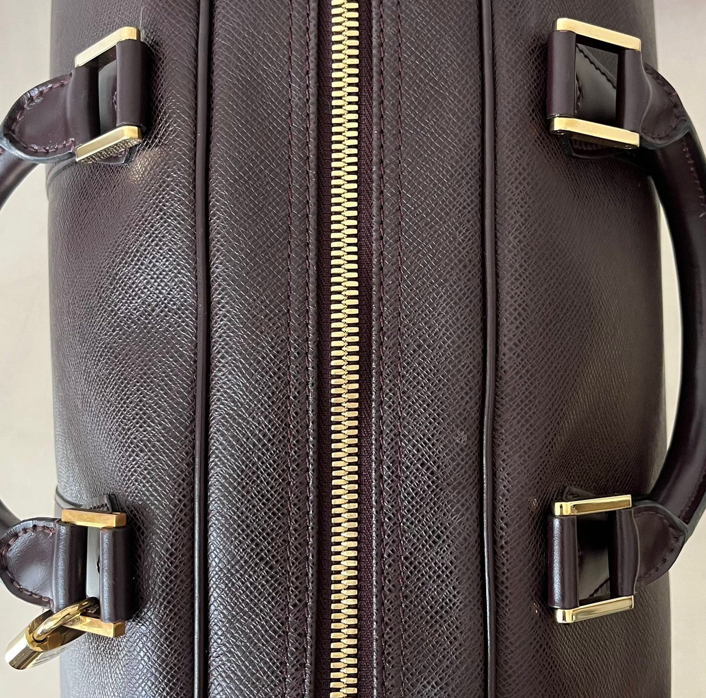 Louis Vuitton Kendall PM Taiga Leder