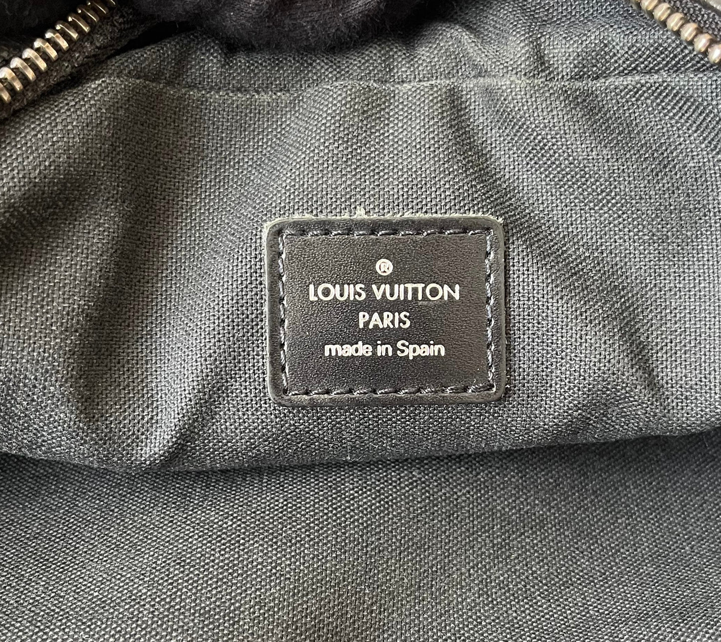 Louis Vuitton Karga Taiga Leder