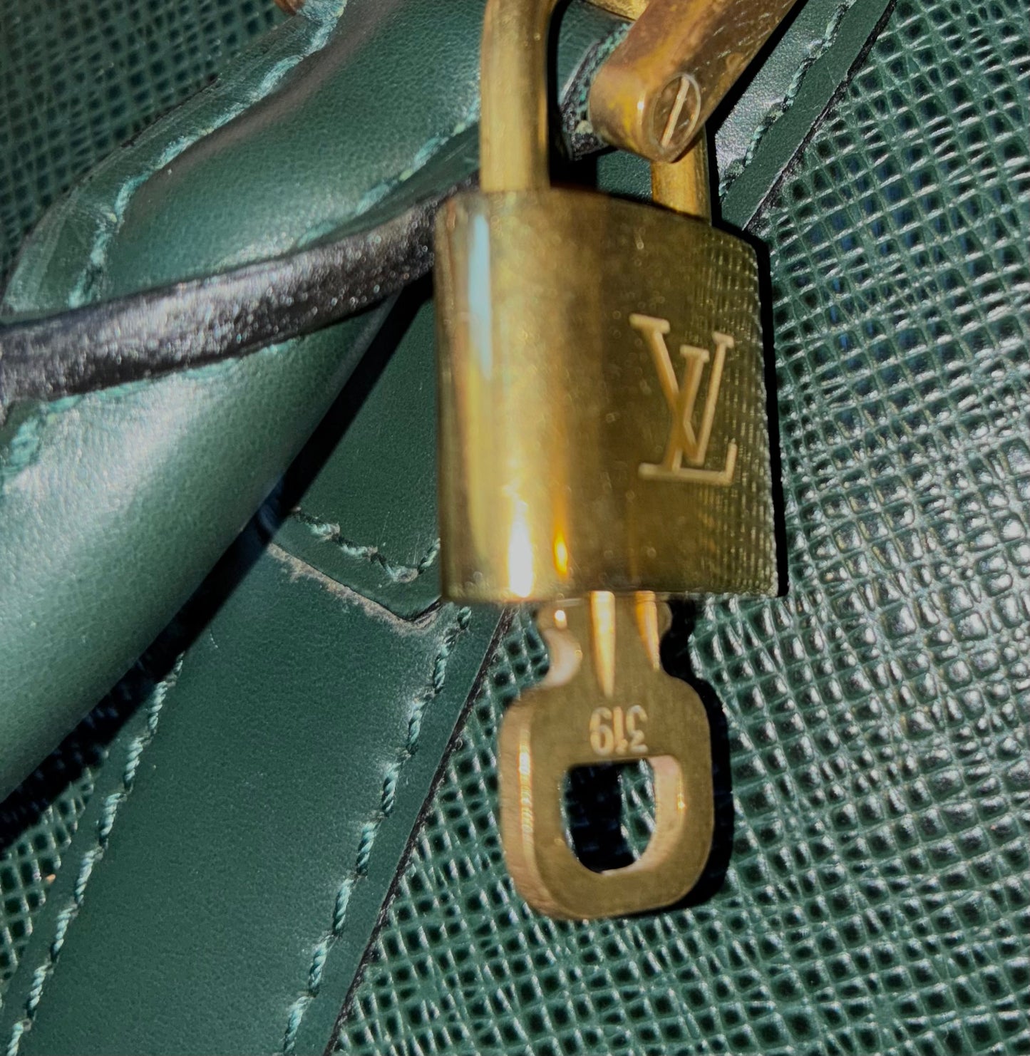 Louis Vuitton Helanga Taiga