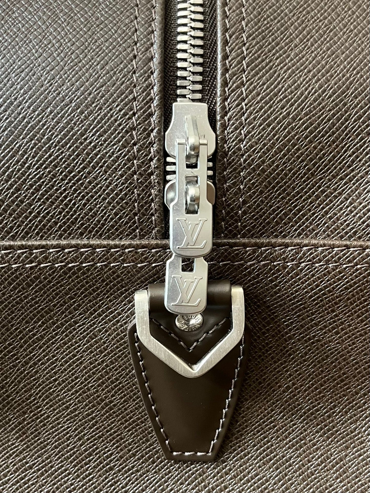 Louis Vuitton Kendall PM Taiga Leder