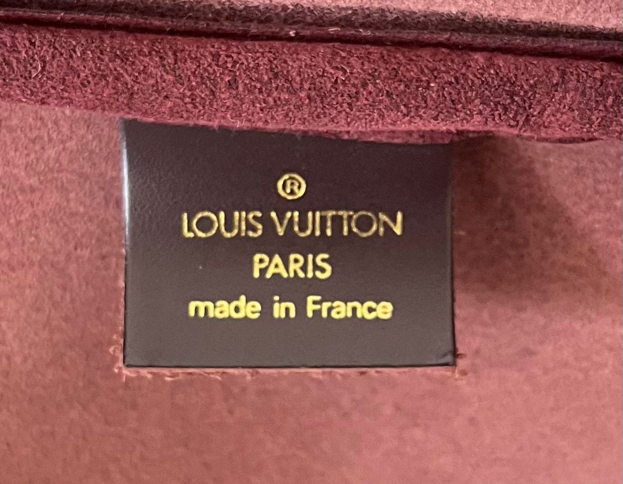 Louis Vuitton Kendall PM Taiga Leder