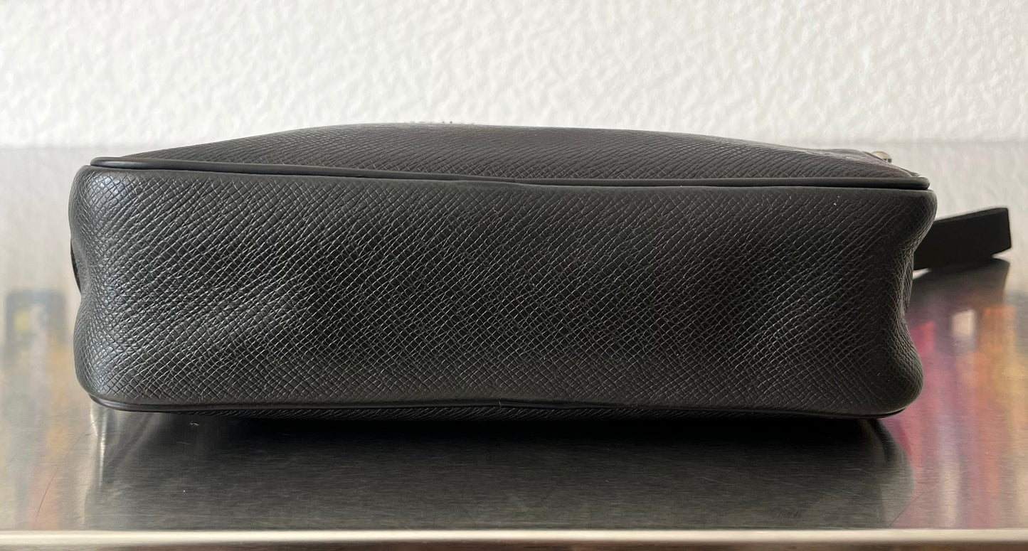 Louis Vuitton Karga Taiga Leder