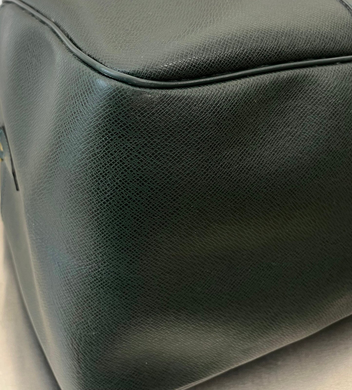 Louis Vuitton Kendall PM Taiga Leder