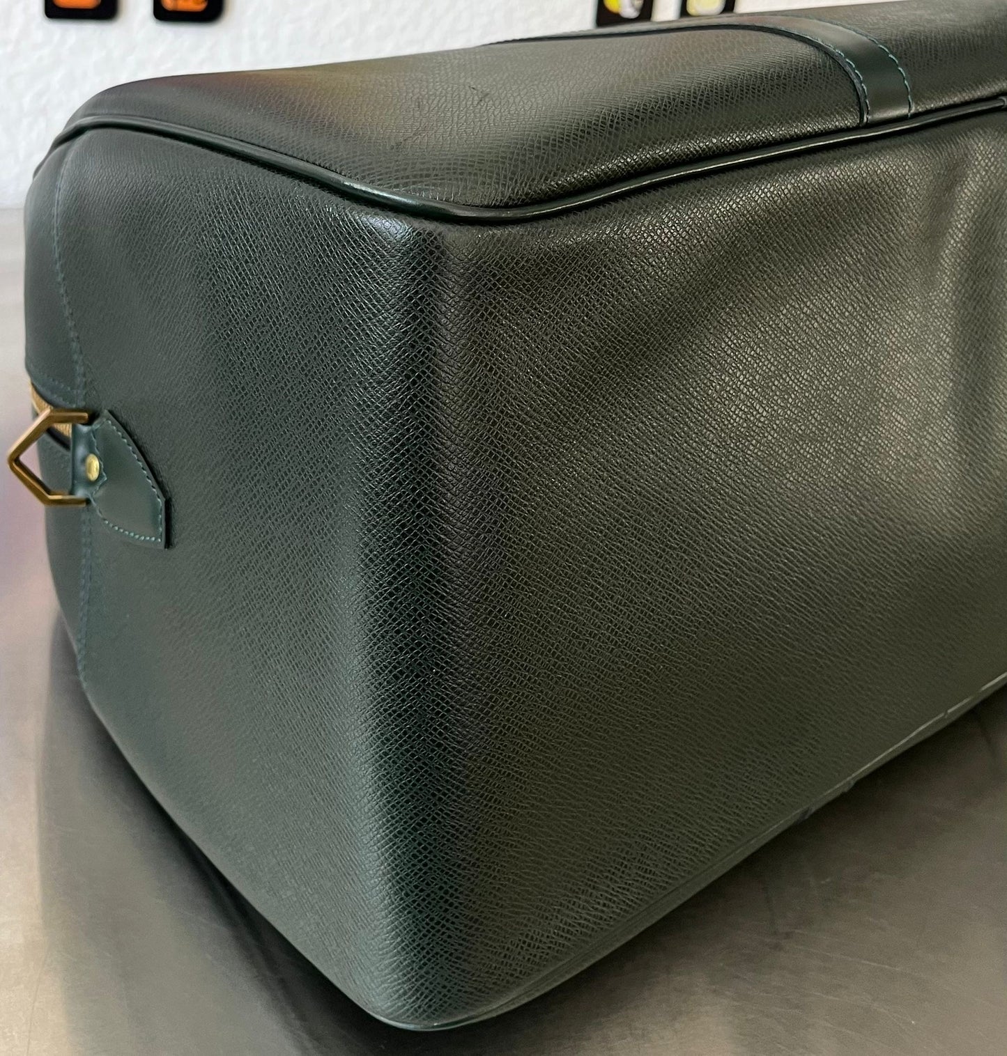Louis Vuitton Kendall PM Taiga (Dunkelgrün)