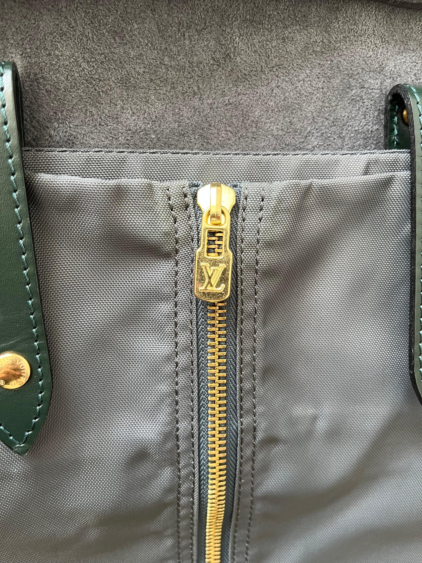 Louis Vuitton Helanga Taiga