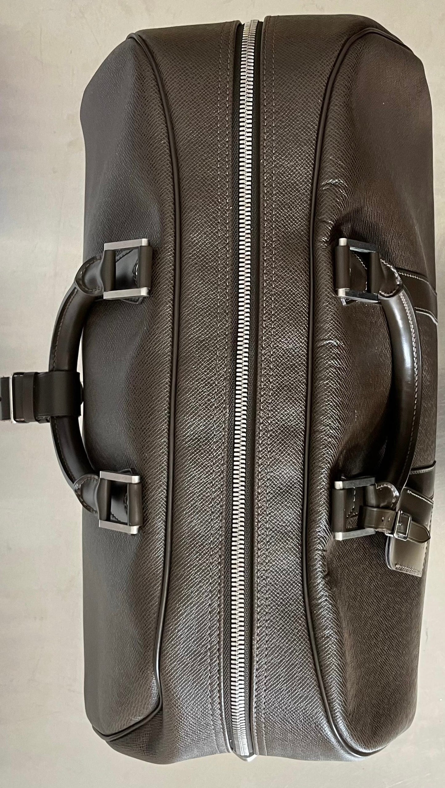 Louis Vuitton Kendall PM Taiga Leder