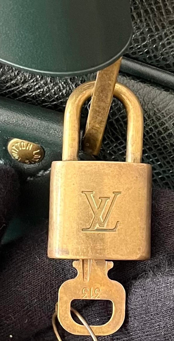 Louis Vuitton Kendall PM Taiga Leder
