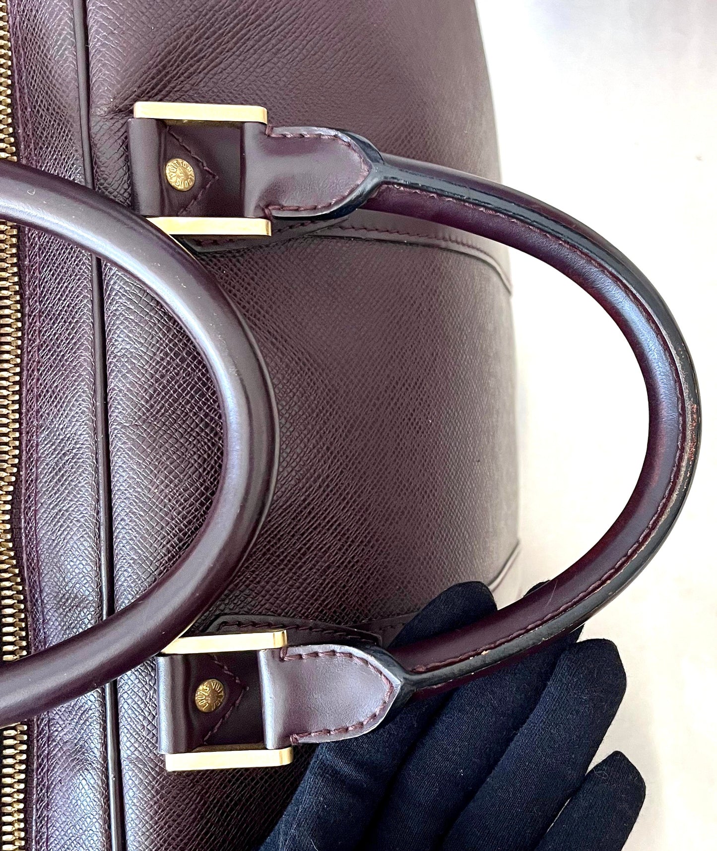 Louis Vuitton Kendall PM Taiga Leder