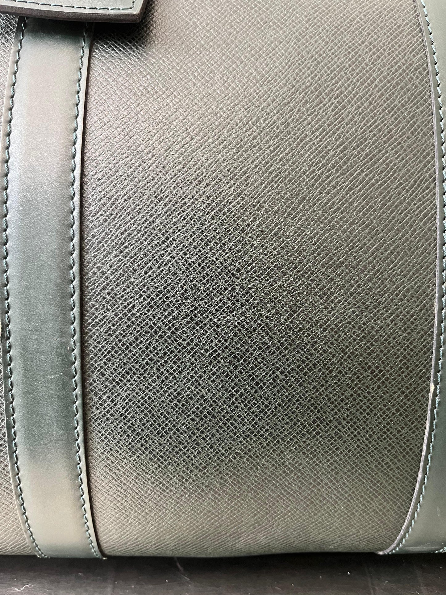 Louis Vuitton Kendall PM Taiga Leder