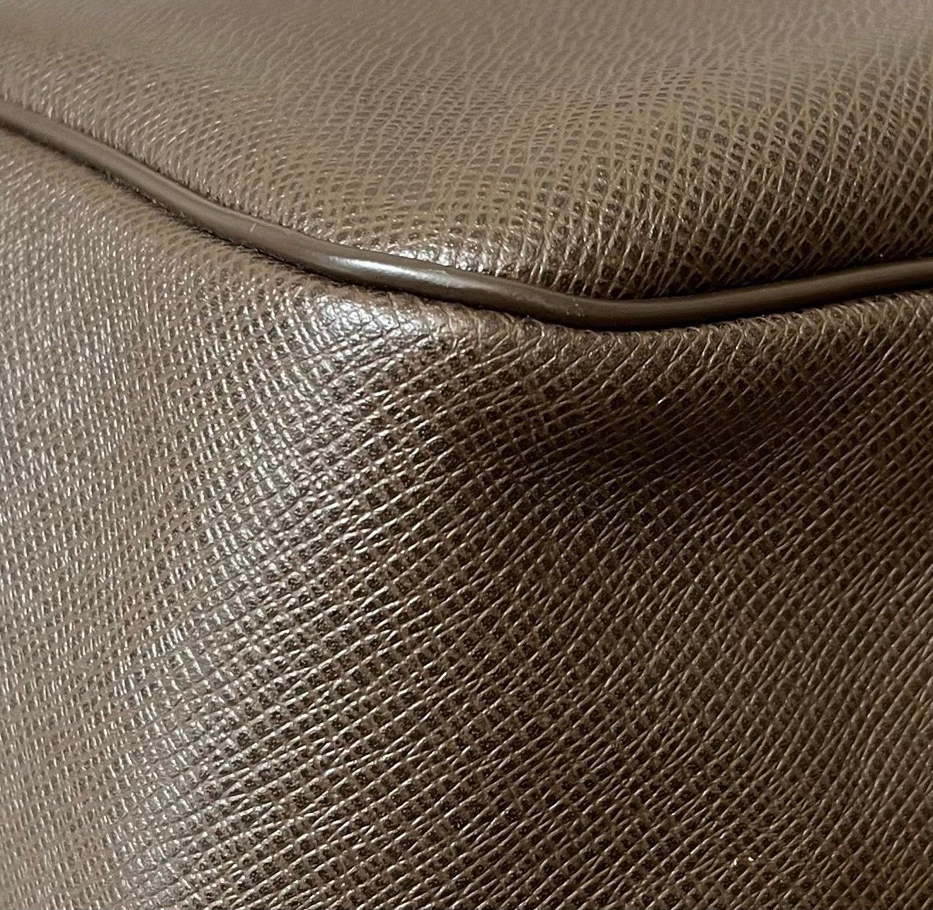 Louis Vuitton Kendall PM Taiga Leder