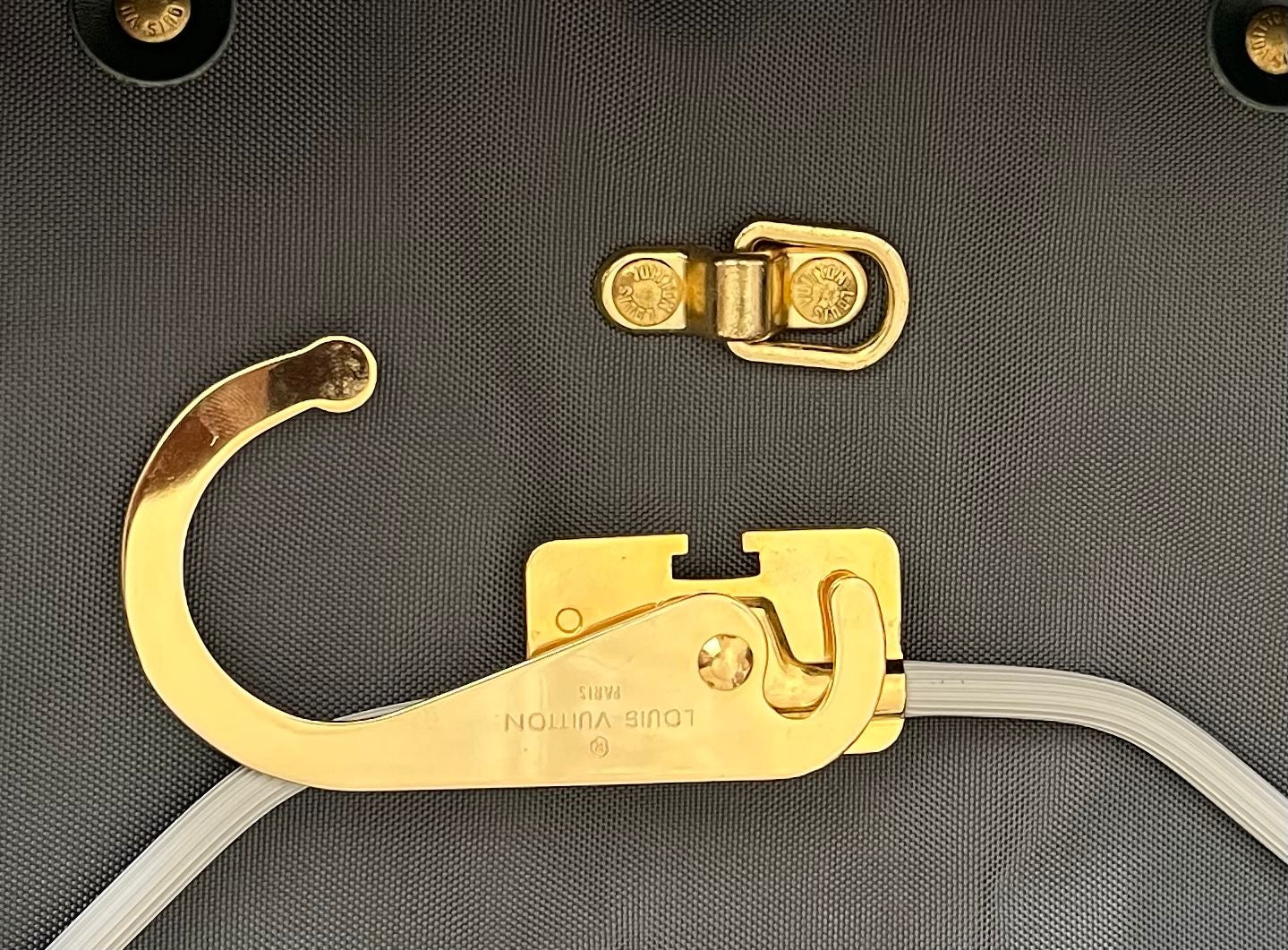 Louis Vuitton Taiga Bering Kleiderhülle