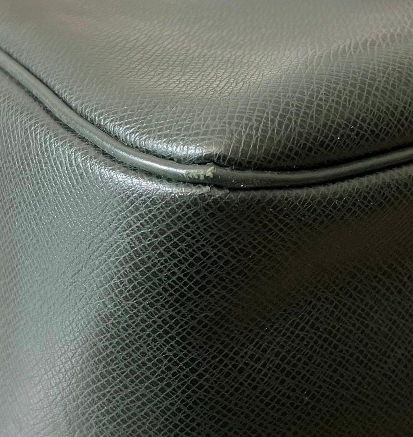 Louis Vuitton Kendall PM Taiga Leder