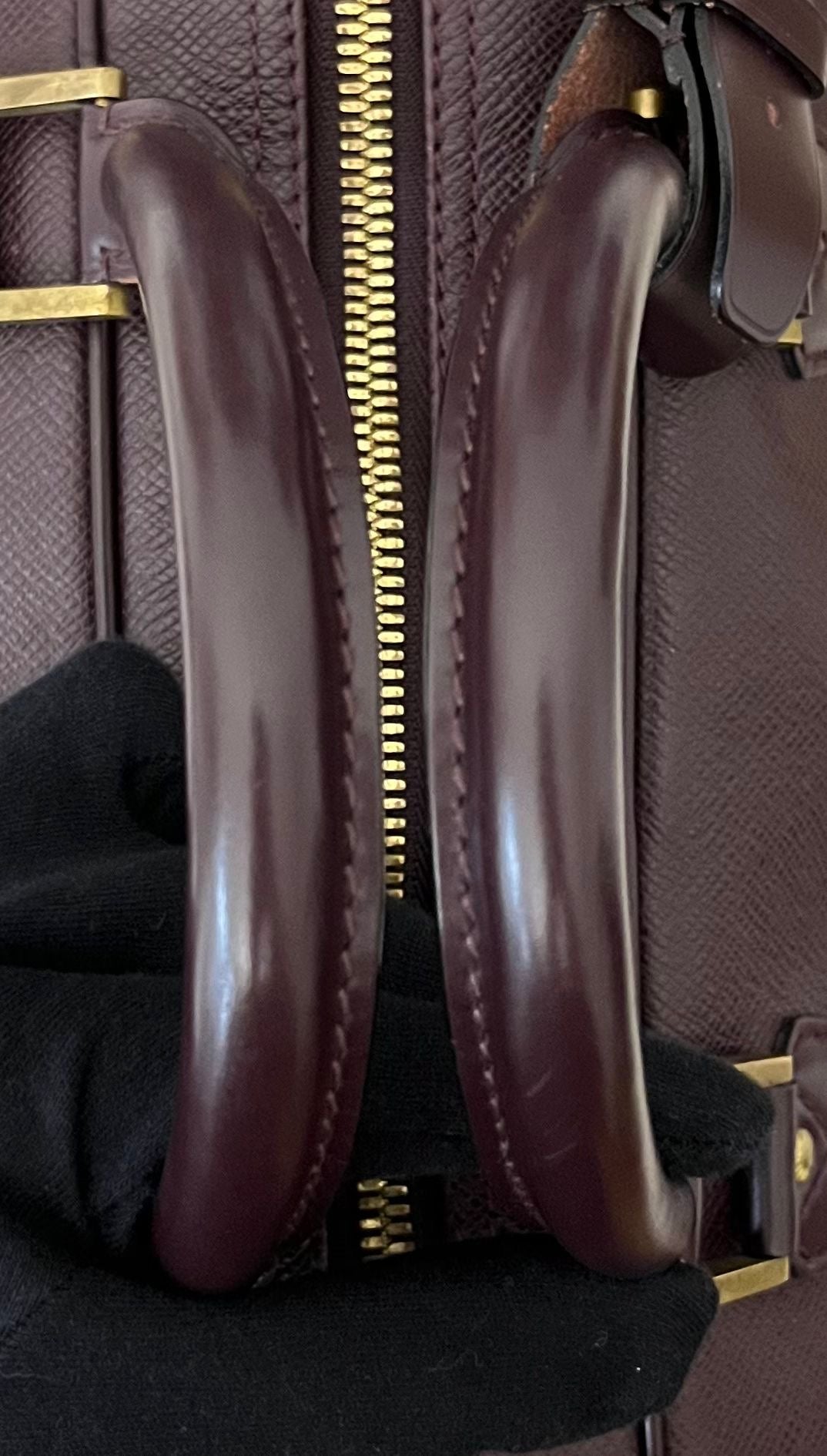 Louis Vuitton Kendall GM Taiga Leder