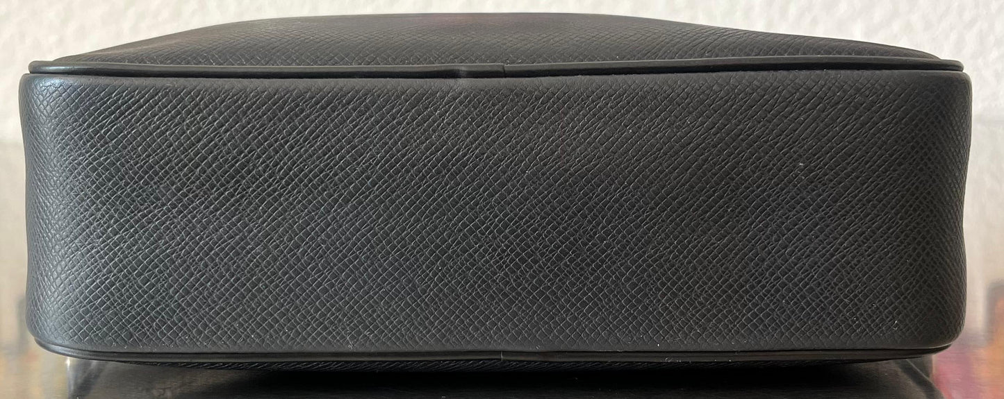 Louis Vuitton Karga Taiga Leder