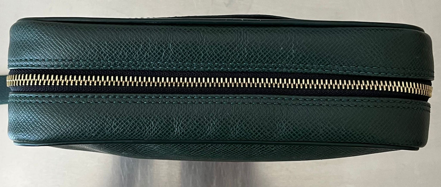 Louis Vuitton Karga Taiga Leder