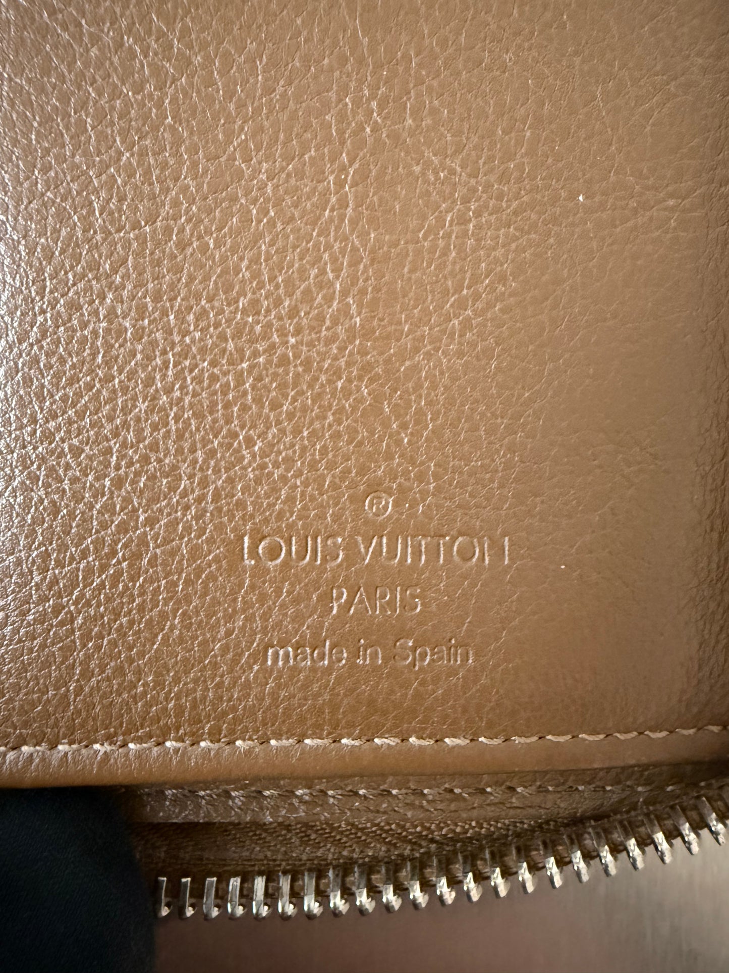 Louis Vuitton Zippy Vertical Taurillon Leder