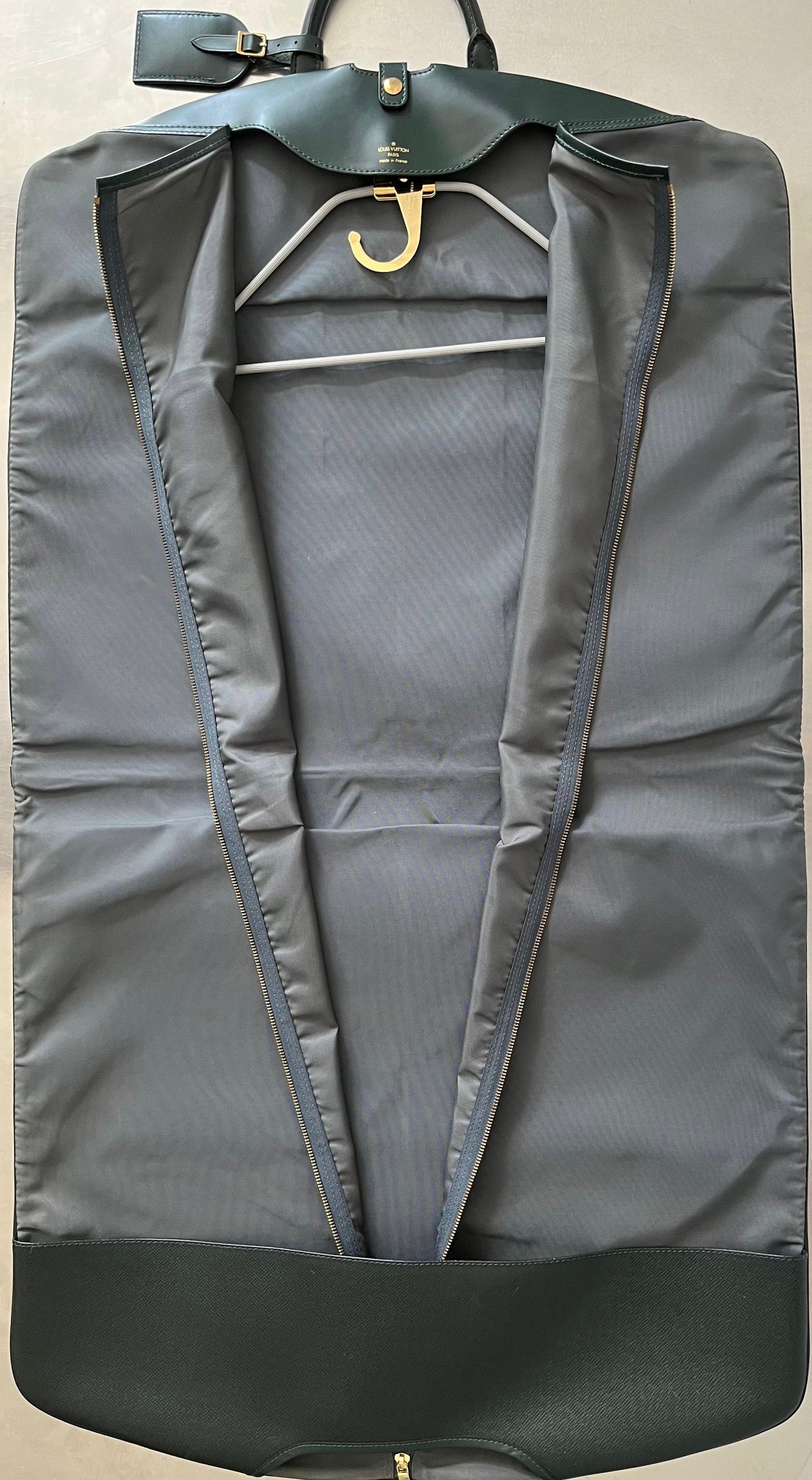 Louis Vuitton Taiga Bering Kleiderhülle