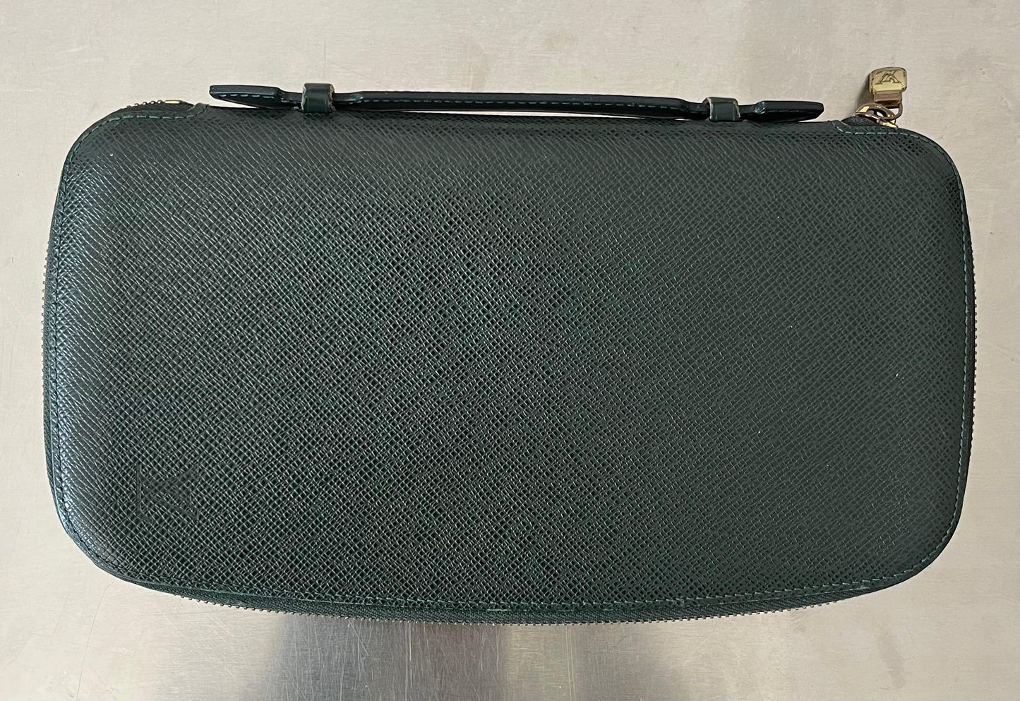 Louis Vuitton Atoll Organizer Taiga (Dunkelgrün)