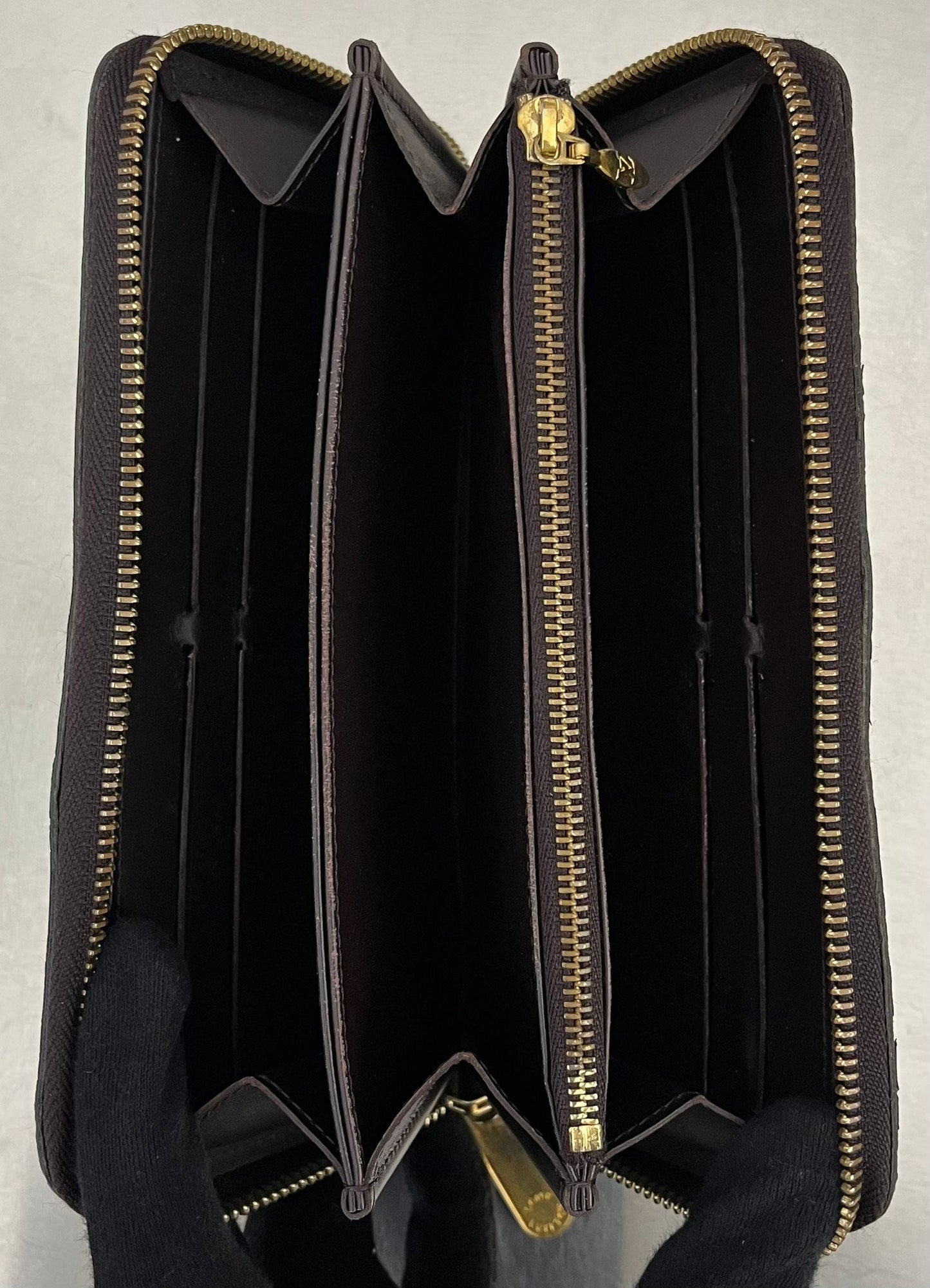 Louis Vuitton Zippy Lackleder