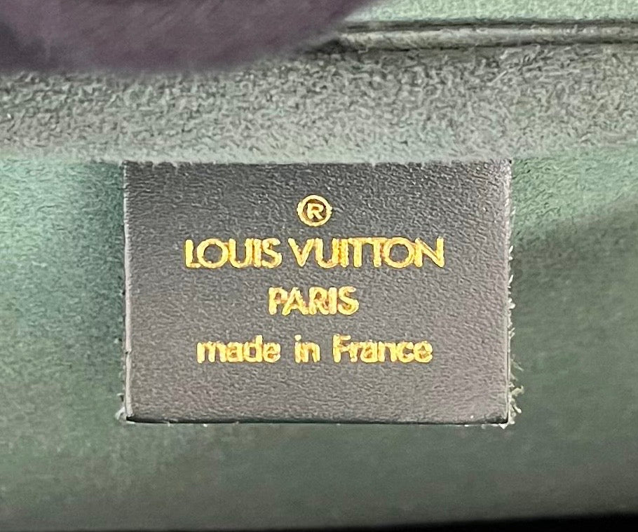 Louis Vuitton Kendall PM Taiga Leder