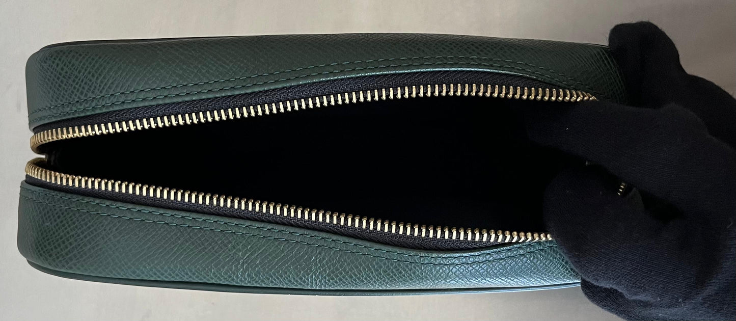 Louis Vuitton Karga Taiga Leder