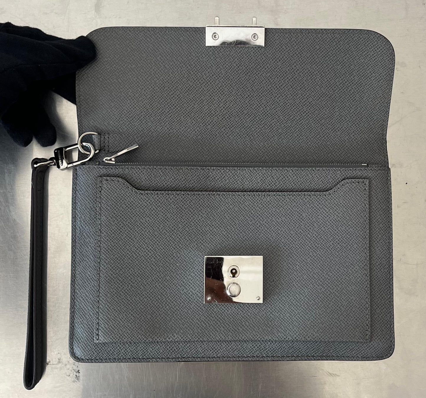 Louis Vuitton Neo Bellaia Taiga Leder