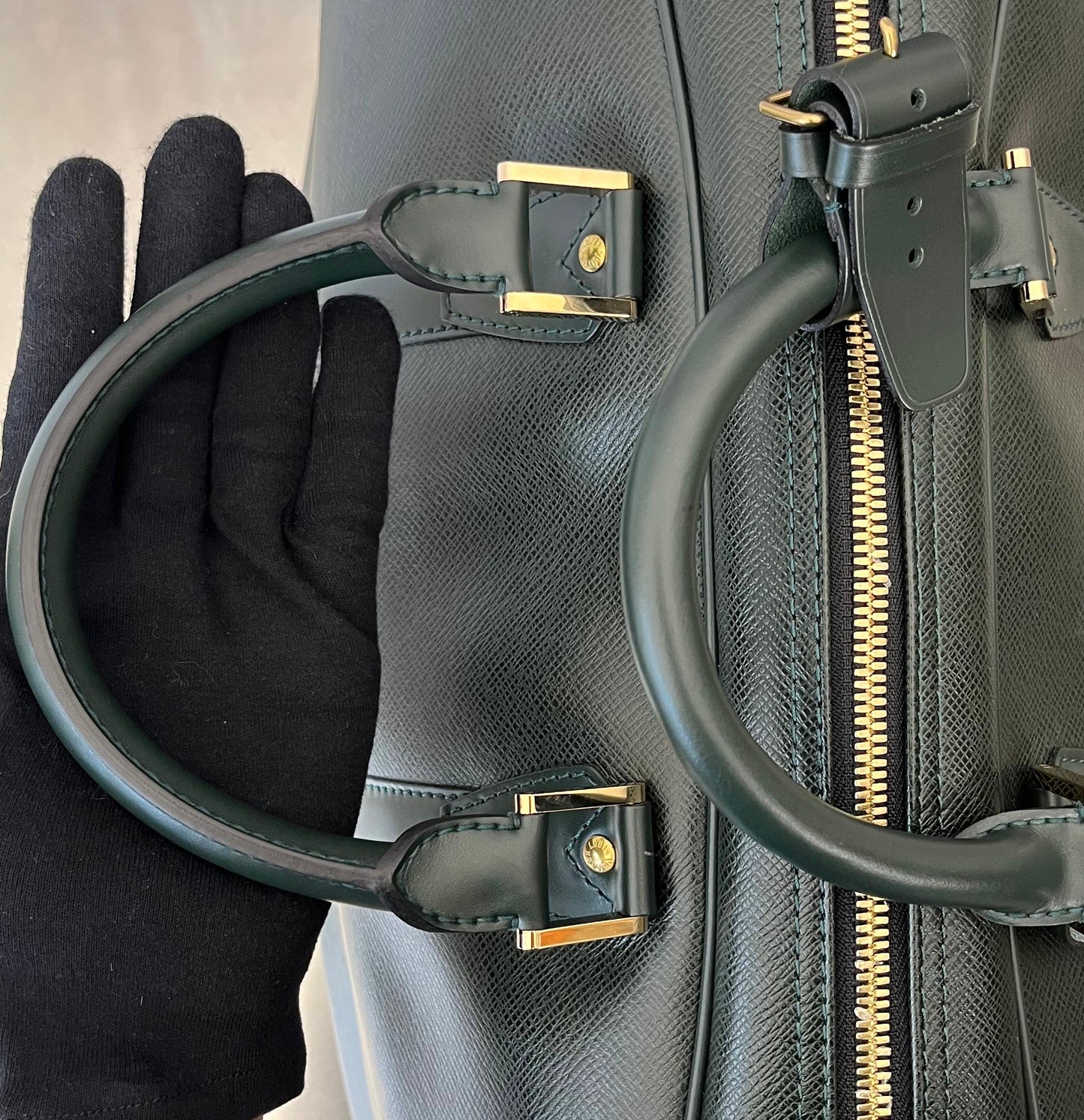 Louis Vuitton Kendall PM Taiga Leder